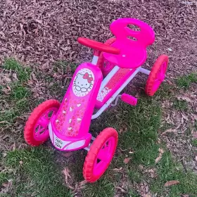 T85683 HELLO KITTY Lil Pedal Go Kart Ride Turbo
